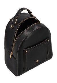 Černý kožený batoh s horním madlem, zlatý zip částečně rozepnutý, přední kapsa s dekorativními zlatými hřebíky a emblémem.