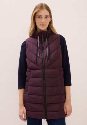 Lang mouwloos puffer vest in een donkere bordeauxkleur, met een hoge kraag, een ritssluiting aan de voorkant en een subtiel gewatteerd patroon.