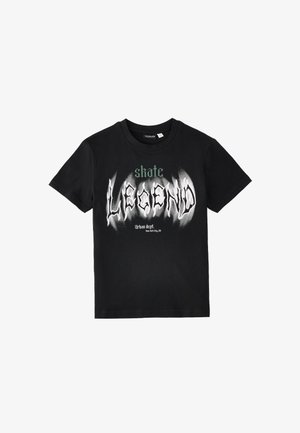 Camiseta negra de manga corta con un gráfico que dice "skate LEGEND" en blanco y verde, y texto debajo que dice "Urban dept. Nueva York, EE. UU.".