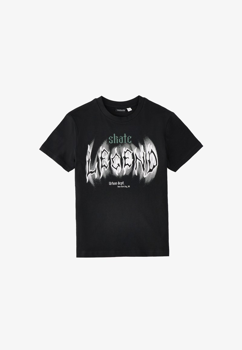 T-shirt noir à manches courtes avec un graphisme « skate LEGEND » en blanc et vert, et le texte « Urban dept. New York City, US » en dessous.