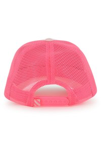 Ροζ αθλητικό καπέλο με δίχτυ, με σταθερό πίσω μέρος, ρυθμιζόμενο πλαστικό λουράκι και στρογγυλό κουμπί στην κορυφή. Διαθέτει αερισμό με υφή επιφάνειας.