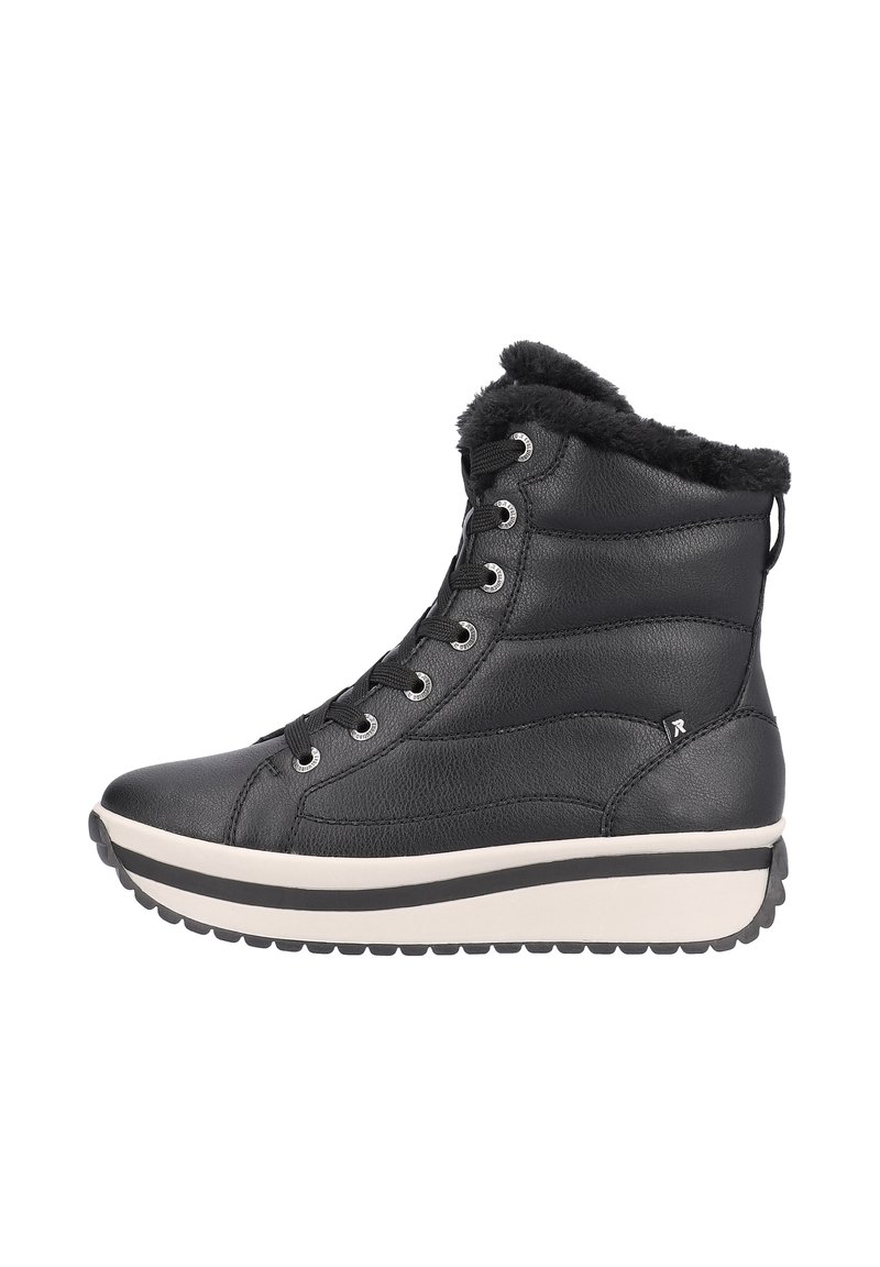 Botín negro de cuero hasta el tobillo con una parte superior texturizada, cordones en la parte delantera, forro interior suave y una suela intermedia blanca con acentos negros.