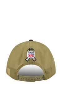 Olivegrüner Hut aus Netzmaterial mit verstellbarem Snapback-Verschluss und gesticktem NFL-Logo mit roten, weißen und blauen Akzenten.