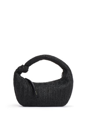Borsa intrecciata nera con manico arrotondato e dettaglio annodato su un lato, con un’etichetta in pelle liscia.