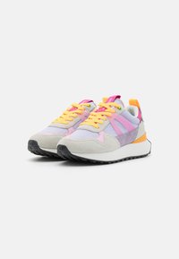 Baskets de sport multicolores avec une combinaison de matériaux en daim et en maille ; dotées de lacets jaunes, d'accents roses et d'une semelle grise.