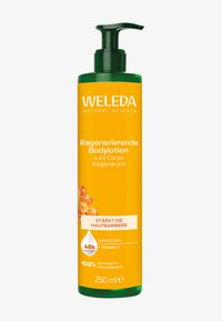 Weleda regenerujący balsam do ciała w wysokiej, zielonej butelce z pompką. Etykieta ma pomarańczowe tło, białą tekst i pomarańczowe wizerunki rokitnika.