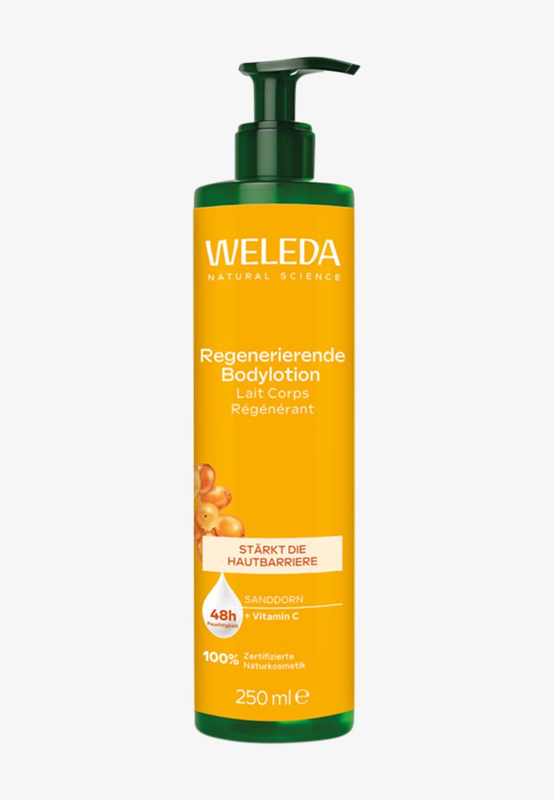 Weleda regenerujący balsam do ciała w wysokiej, zielonej butelce z pompką. Etykieta ma pomarańczowe tło, białą tekst i pomarańczowe wizerunki rokitnika.