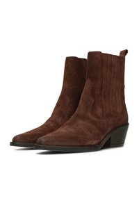 Botas de ante marrón hasta el tobillo con punta afilada, detalles de costura sutiles, acentos verticales en los lados y un tacón bajo apilado.