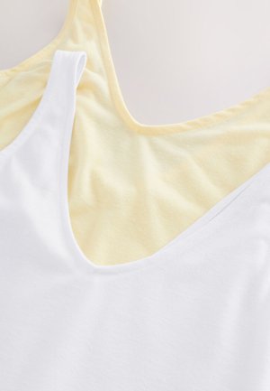 Dwa topy na ramiączkach, jeden biały, drugi jasnżółty. Biały ma gładką fakturę i dekolt w kształcie litery U, podczas gdy żółty jest lekko fakturowany.