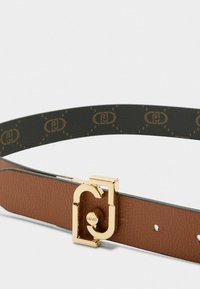 Cintura in pelle marrone con una fibbia rettangolare in tonalità oro. Il lato interno presenta un motivo a logo su sfondo nero. Regolabile con fori.