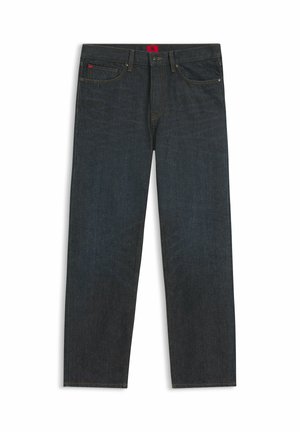 Proste ciemnoniebieskie dżinsy denim z kieszeniami z przodu i z tyłu, zapięciem na guzik i zamek błyskawiczny oraz czerwonymi detalami na metce przy pasie i kieszeni.