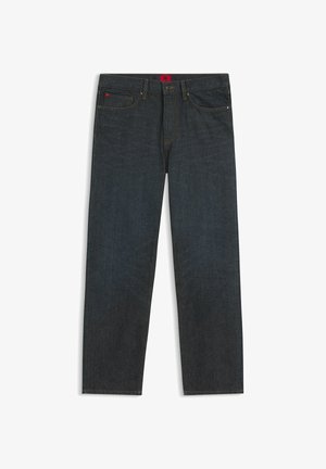 Proste ciemnoniebieskie dżinsy denim z kieszeniami z przodu i z tyłu, zapięciem na guzik i zamek błyskawiczny oraz czerwonymi detalami na metce przy pasie i kieszeni.