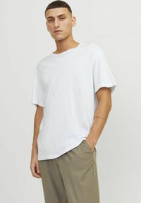 Jack & Jones - Lihtne T-särk - white Väikepilt 1