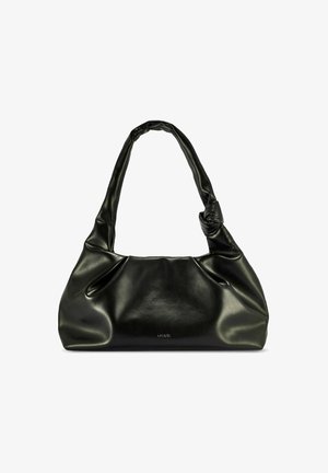 Czarna, miękka skórzana torba na ramię z skręconym paskiem i subtelnym logo wytłoczonym w dolnej części na białym tle.