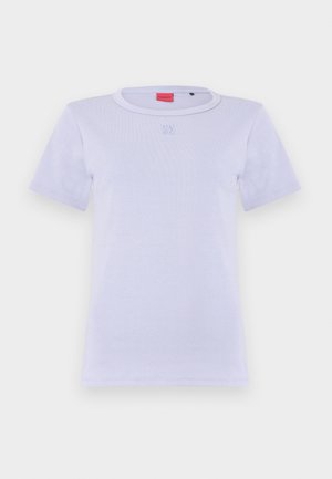 Bijela pamučna majica s okruglim izrezom, kratkim rukavima i malim vezenim logom u sredini. Mekana tekstura, ležerni kroj.