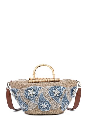 Borsa a mano in paglia intrecciata con manici in bambù, applicazione in pizzo floreale blu e bianco con perline di perla e tracolla in pelle marrone staccabile.