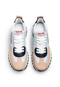 Lloyd Sneaker aus einer Kombination von hellblauem Leder, beigem Wildleder und marineblauen Akzenten. Verfügt über weiße Schnürsenkel und eine strukturierte schwarze Gummisohle.