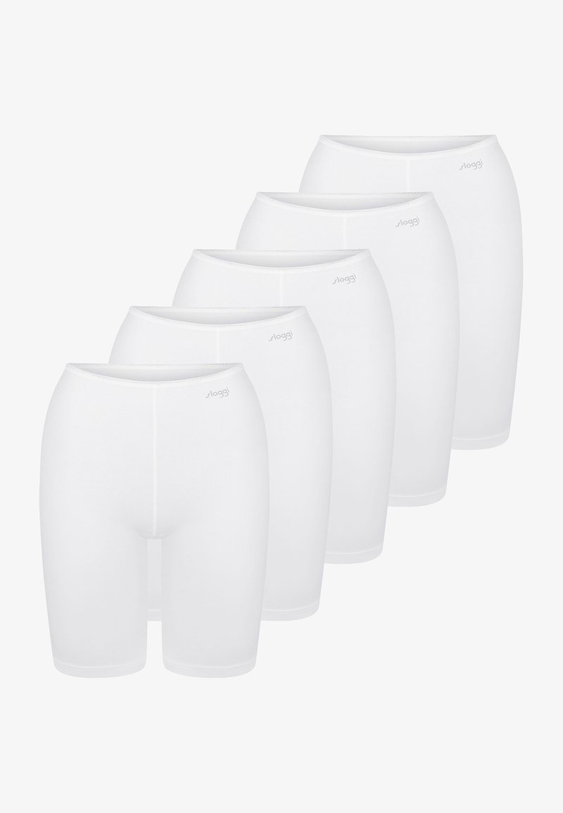 Cinq pantalons courts blancs sans coutures jusqu'aux genoux, empilés en diagonale, chacun avec un petit logo "sloggi" sur le devant en haut à gauche.