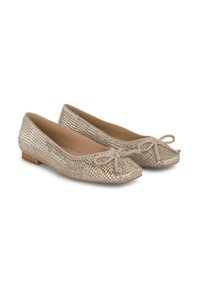 Ballerine in rete metallizzata dorata con punta rotonda e dettaglio decorativo a fiocco. Tacco basso a blocco e fodera interna liscia.