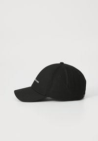 Black baseball cap with a curved visor, made of fabric. Features a logo on the front and eyelets for ventilation. Classic design.