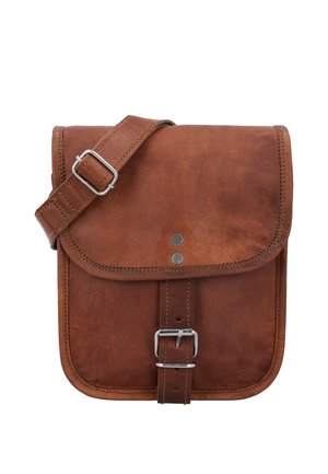 Hnedá kožená kabelka cez rameno s nastaviteľným popruhom, predným klapkou zabezpečenou dvoma kovovými cvokmi a zapínaním na pracku.