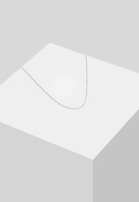 Sølv kæderekæde med et fint led-design, der har en glat, blank overflade og en enkel, ukompliceret form.