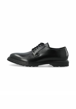 Chaussure oxford en cuir noir avec un bout rond, une profile bas et un design à lacets. Elle dispose d'une semelle texturée pour une meilleure adhérence.