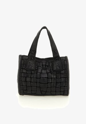 Borsa a borsa in pelle intrecciata nera con forma quadrata, manici corti e delicati dettagli di cucitura. La superficie testurizzata aggiunge profondità al design.