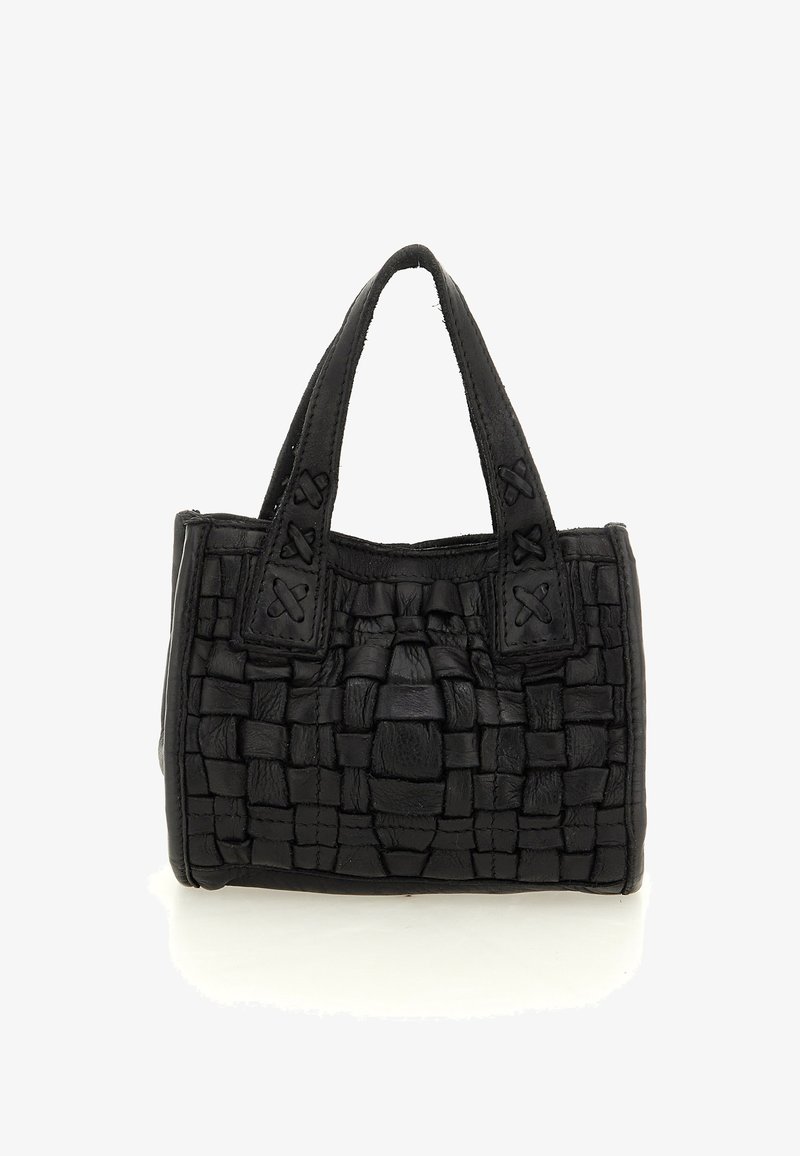 Borsa a borsa in pelle intrecciata nera con forma quadrata, manici corti e delicati dettagli di cucitura. La superficie testurizzata aggiunge profondità al design.
