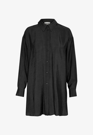 Svart knappopp skjorte laget av glatt stoff, med klassisk krage, lange ermer og en litt løs passform. Frontplaten har knapper.
