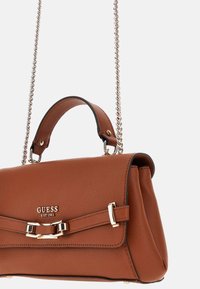 Borsa a mano in pelle marrone con patta ripiegata, hardware dorato, tracolla a catena e superficie testurizzata. Presenta un logo impresso sul davanti.