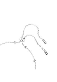 Collier en chaîne en argent présentant une perle ronde centrale, deux brins avec de plus petites perles, et deux accents cylindriques aux extrémités.