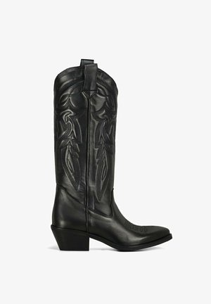 Botte de cowboy en cuir noir style western avec surpiqûres décoratives et talon moyen incliné, vue de profil.