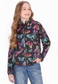 Jachetă cu model de fluturi colorat pe un fundal negru, cu închidere cu fermoar, glugă și manșete elastice; material ușor, cu o textură netedă.