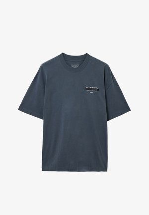 Tumši pelēkas krāsas īsām piedurknēm krekls ar apļa kakla izgriezumu, uz augšējā kreisā krūšu stūra ir neliels balts un melns AllSaints logotips un teksts.