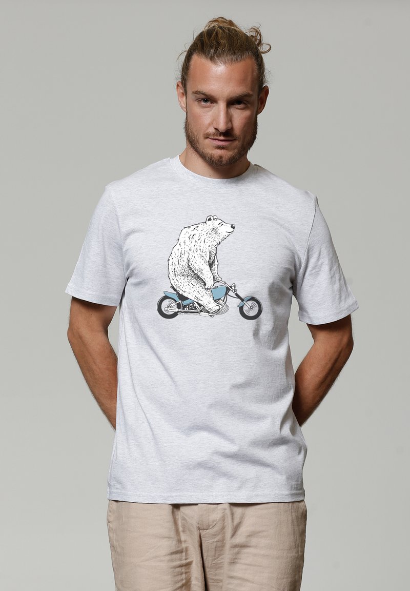 T-shirt gris à manches courtes avec une illustration en noir et blanc d'un ours faisant du vélo bleu sur le devant.