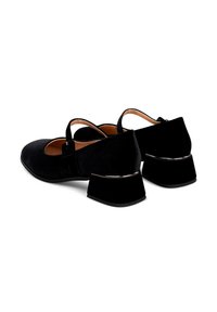 Schwarze Wildlederschuhe mit abgerundeter Zehenform, Doppelschnallen-Design und Absatzhöhe mit Chromakzent. Glatte Oberfläche mit minimaler Verzierung.