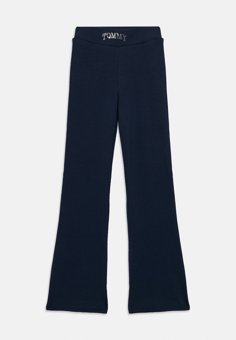 Marineblå, utsvingte bukser med elastisk midjebånd som har "TOMMY"-tekst i hvite bokstaver.