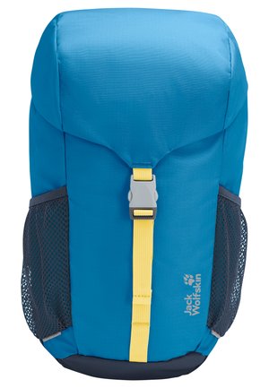 Blauer Rucksack mit gelbem Schultergurt und grauer Schnalle, schwarzen Netzseitentaschen und Jack Wolfskin-Logo vorne unten rechts.