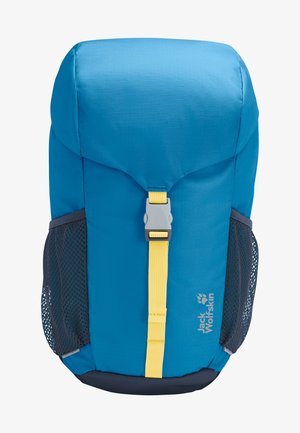 Sac à dos bleu avec sangle jaune et boucle grise, poches latérales en filet noir, et logo Jack Wolfskin en bas à droite à l'avant.