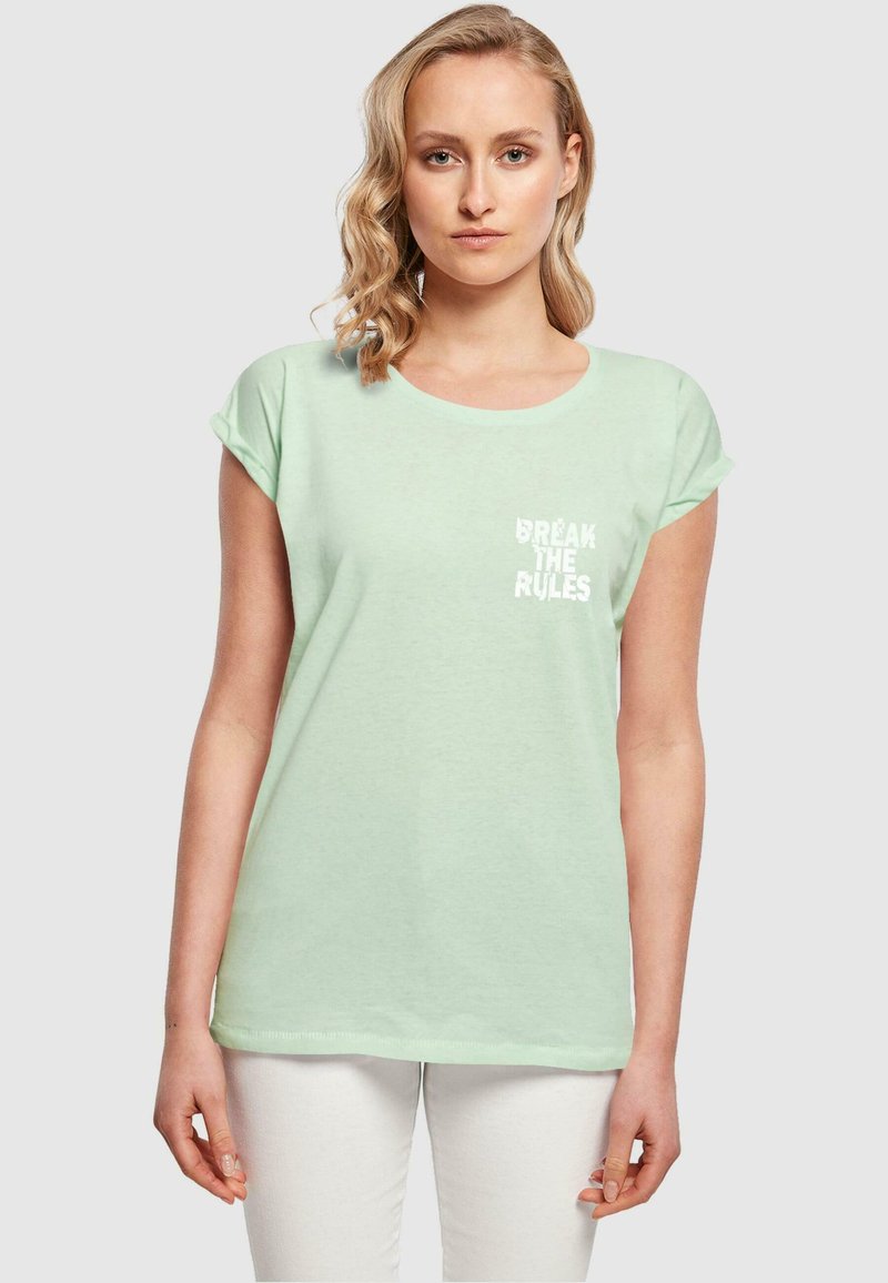 Mintgrøn kortærmet t-shirt med rund halsudskæring og teksten "BREAK THE RULES" i hvid skrift på venstre bryst. Blød tekstur.