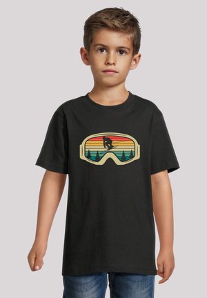 Schwarzes T-Shirt mit einem bunten Druckdesign von Skibrillen, mit einer Berglandschaft und einem Silhouetten-Skifahrer vor gestreiften Farben.