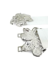 Cintura con una fascia in tessuto bianco e una fibbia in metallo argentato lucido a forma di fiore, con incisioni dettagliate dei petali e una finitura lucida.