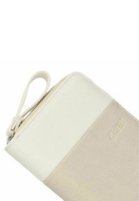 Clutch da polso in beige e bianco sporco con texture, chiusura a zip e una piccola tracolla per il trasporto.