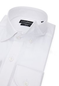 Biała, dopasowana koszula z klasycznym kołnierzykiem, z dwoma guzikami z przodu i jednym detalem w postaci kieszeni na piersi. Widoczna metka marki.