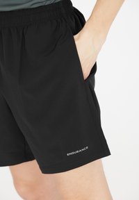 Sorte atletiske shorts med elastisk talje, sidelommer og "ENDURANCE" logo trykt på forsiden nedad. Glat, letvægtsstof.