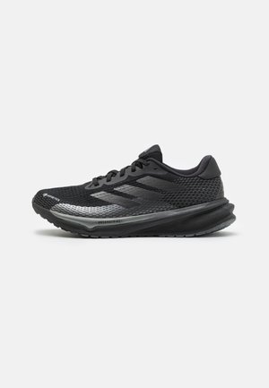 Schwarzer Laufschuh mit Mesh-Obermaterial, Schnürverschluss, dicker gepolsterter Sohle, dezenten dunklen Streifen und "DREAMSTRIKE+"-Text nahe der Sohle.