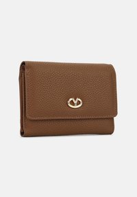 Portafoglio in pelle marrone dalla texture con pattina pieghevole e logo in hardware dorato sulla parte anteriore. Forma rettangolare compatta.