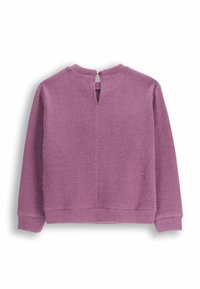 Fioletowy dzianinowy sweter z długimi rękawami, prążkowaną teksturą, zapięciem na szyi z tyłu w kształcie dziurki od klucza oraz lekko skróconym krojem. Miękkie wykończenie materiału.