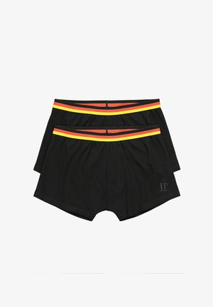 Dos calzoncillos bóxer negros para hombre con cintura elástica con rayas horizontales rojas y amarillas, apilados planos sobre un fondo blanco.
